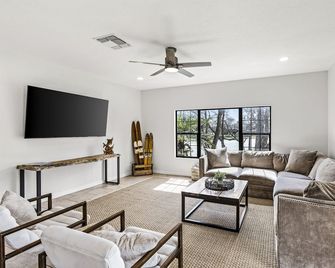 Riverfront Oasis, Private Dock, Grill & Firepit - Seguin - Living room