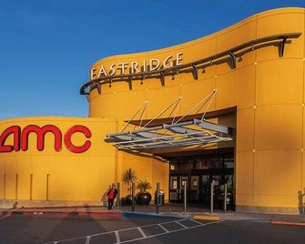 Newly Remodeled Spacious 5-Bedroom House in Sj With Free/Wifi/Laundry/Parkings - San Jose - Building