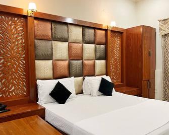 The Grand Hotel Multan - Multān - Bedroom