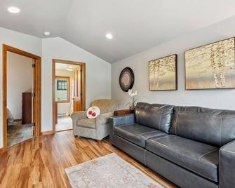 Old Fashioned by Simple Life Rentals - Fish Creek - Sala de estar