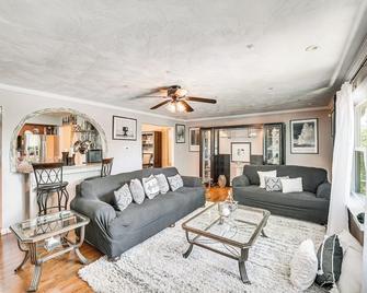 York Home with Fire Pit 25 Mi to Roundtop Mountain! - York - Oturma odası