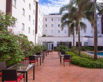 ibis Lagos Airport - לאגוס - פטיו