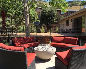 Marin county magic, close to downtown, biking, sailing, and the wine country! - Corte Madera - Patio