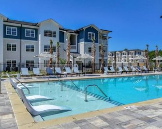 2BR with Private Screened Balcony, Pool, Gym & Cornhole: Resort Style Experience - Yulee - Pool