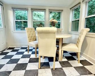 New 3 Bedroom Downtown Wilmington Bungalow With Big Fully Fenced Yard - Wilmington - Dining room