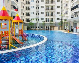 Comfortable Designed 2Br At Signature Park Grande Apartment - Yakarta - Piscina