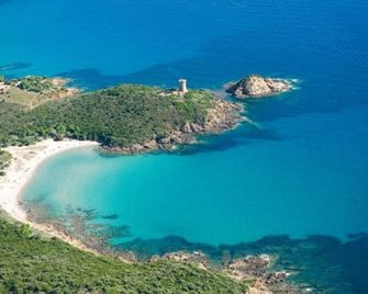 Villa with swimming pool in private property facing the sea. - Zonza - Bâtiment