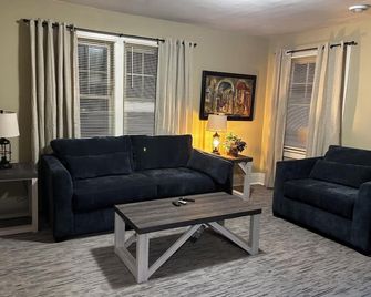 Inn On Holgate Ave, Suite II Upstairs Apt Sleeps 4, 1-King /2 Twin, Kitch & more - Defiance - Wohnzimmer