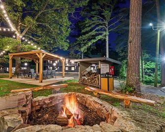 Forest Springs Resort - Eureka Springs - Innenhof