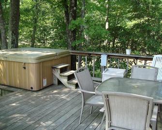 River Front Cabin. Relax In The Hammock And Watch The River Flow By. - Elkins - Балкон