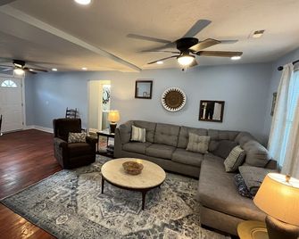 Close to VT/Radford! Perfect spot for game weekends! - Radford - Huiskamer