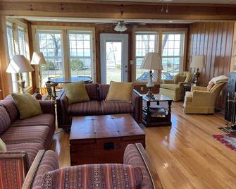 Wonderful 3 Bedroom Lakefront Home With Great Neighborhood Park - Vermilion - Living room