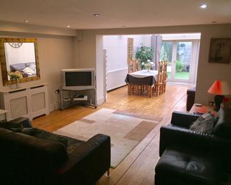 Large 2-Bed House Derbyshire off Chatsworth rd - Chesterfield - Living room