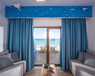 Yianna Caravel Suites 'by Checkin' adults only - Gázi - Living room