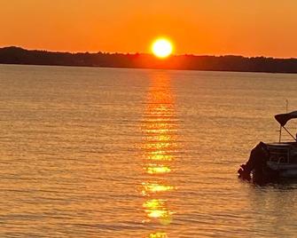 Quaint Cottage on Beautiful Torch Lake, Michigan - Central Lake - Beach