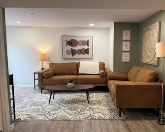 Modern 2BR Retreat w Heated Floors-Gazebo - Brantford - Salon
