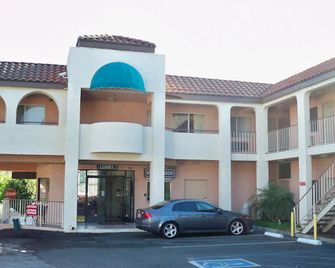Travelodge by Wyndham Whittier - Whittier - Gebouw