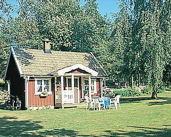 Cosy little cottage just a few metres from Barnebosjön in Ekopark Hornsö. - Blomstermåla - Edificio