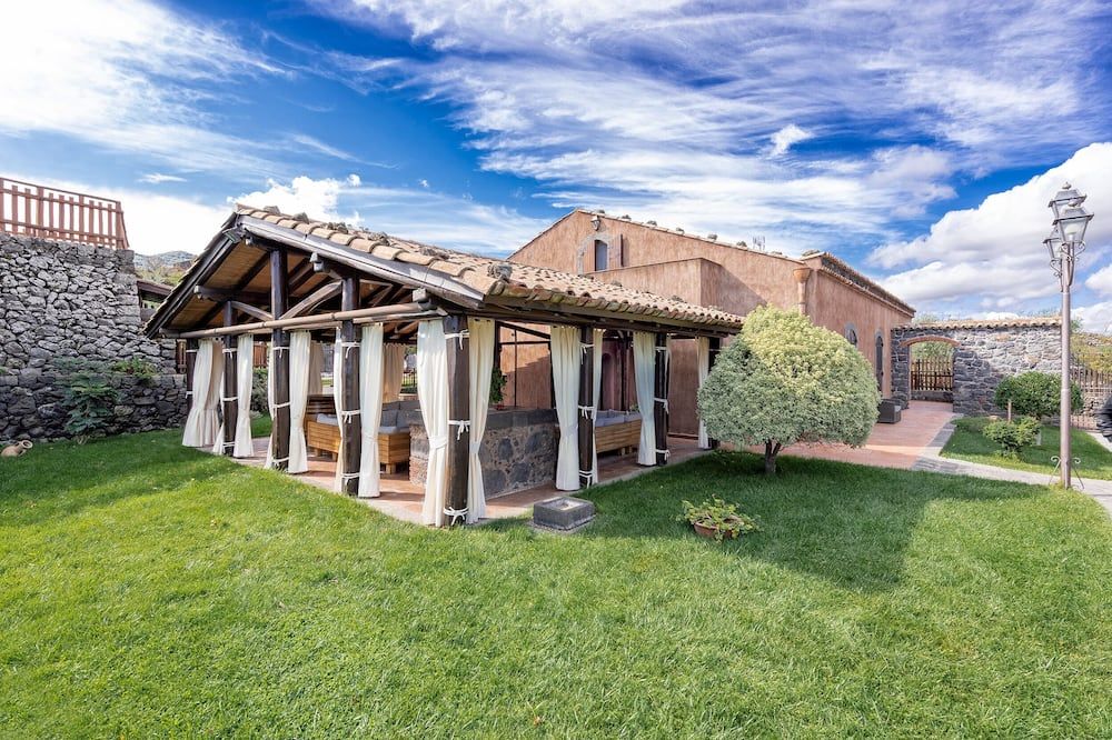 إيتنا كوتا ميلي بوتيك هوتل، تيبيكال سيسيليان فود آند واين