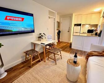 1 Bdrm Manly Beachside Apt With Parking - Manly - Living room