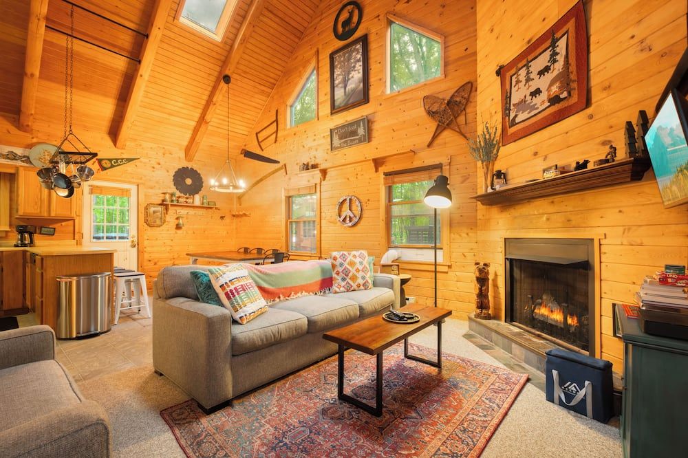 Camp Valentine- Charming 3 Bedroom Cabin