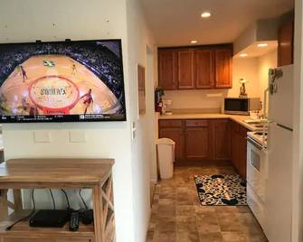 Lake Geneva 1 Bedroom Apartment - Lake Geneva - Kitchen