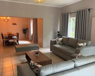 4-bedroom house in amazing Victoria Falls with WiFi, AC, private pool and garden - Victoria Falls - Living room