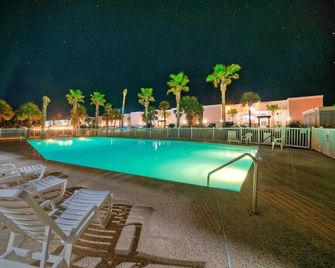 Oceanfront Condo w/ Private Balcony Pool + Tennis Bubbly Blew by Avantstay - Port Aransas - Pool