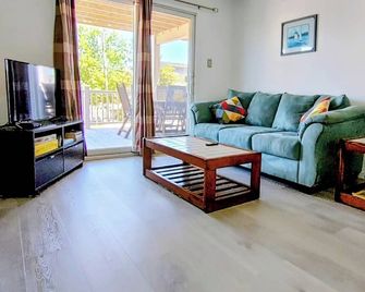 Ideal Location of Harvey Cedars, just steps from the Bay, 3-4 min walk to beach - Long Beach - Sala de estar
