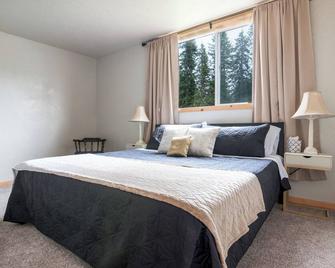 Spacious 11 Bdrm Lodge on edge of Clearwater Ntl Forest - Kamiah - Bedroom
