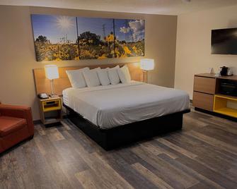 Days Inn & Suites by Wyndham Kaukauna WI - Kaukauna - Bedroom