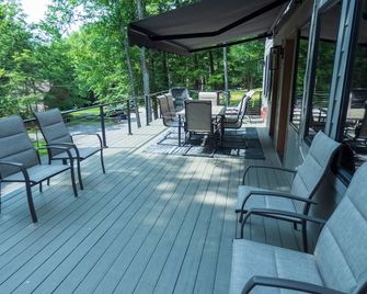 Modern Chalet with Hot Tub and Lake Access - Monticello - Binnenhof