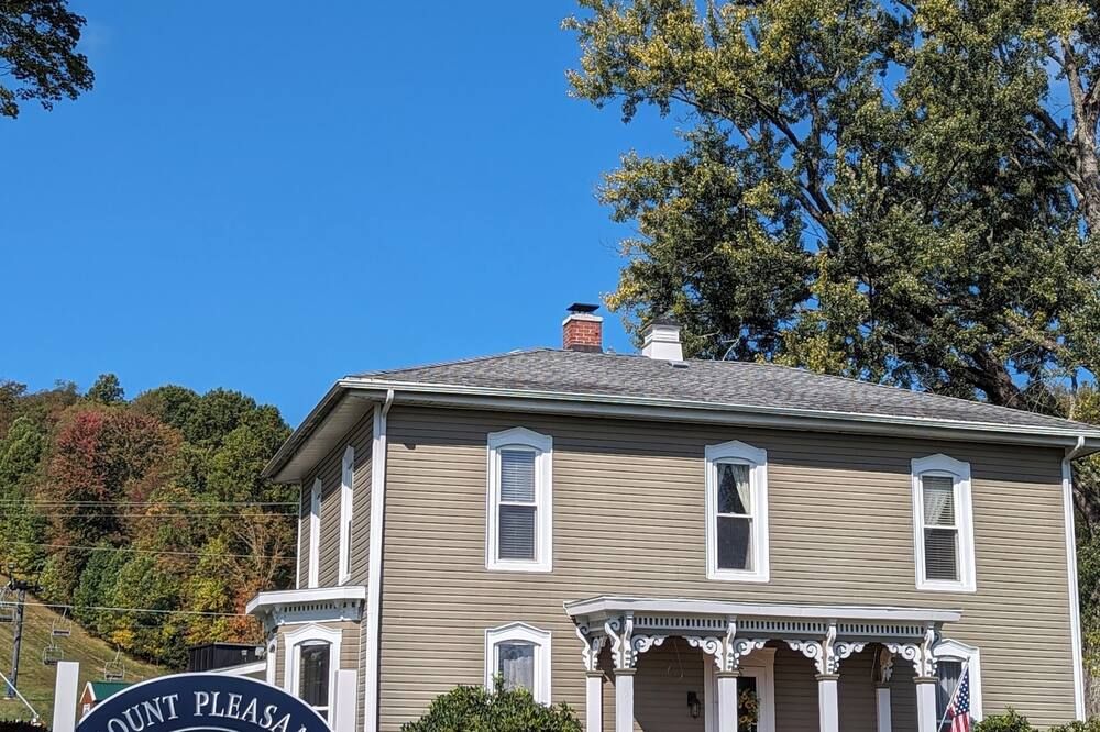 The Mount Pleasant House: Slopeside 6-bedroom Farmhouse in Edinboro