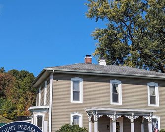 The Mount Pleasant House: Slopeside 6-bedroom Farmhouse in Edinboro - Cambridge Springs - Edificio