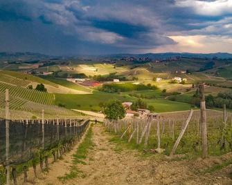 \'Ex Ostu Impero\': wine, truffle, history and friendliness - La Morra - Vista esterna