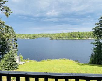 Chalet Drive - Lakefront Cottage - Windsor - Varanda
