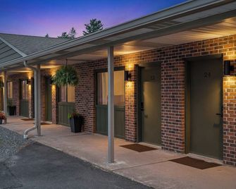 Sullivan Trail Inn & Suites - Pocono Pines