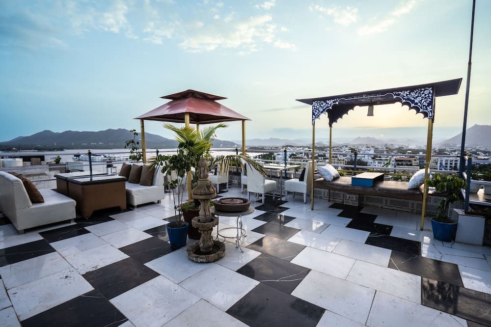 ذا ليك فيو هوتل - أون ليك بيتشولا - أودايبور - شرفة