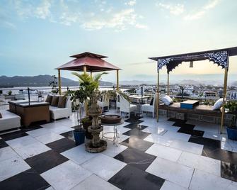 ذا ليك فيو هوتل - أون ليك بيتشولا - أودايبور - شرفة