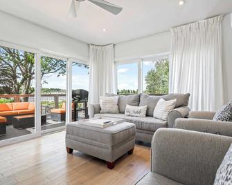 Latitude Adjustment Walk to Beach & Dining - Scarborough - Living room