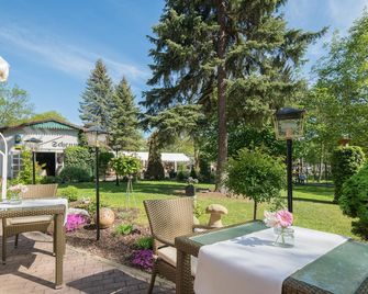 Parkhotel Güldene Berge - Weißenfels - Innenhof