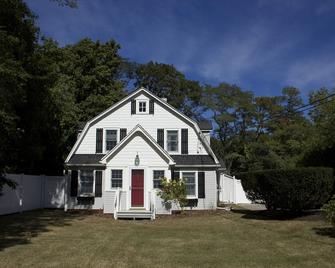 Quaint And Comfortable Home In Westhampton Beach - Westhampton Beach - Building