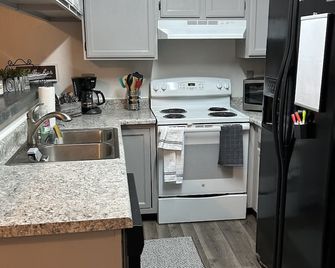 4 bedroom 4 bath Laramie townhouse. Close to all the fun!!! - Laramie - Kitchen