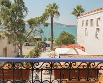 Deniz Önü Guesthouse - Ayvalik - Balcony