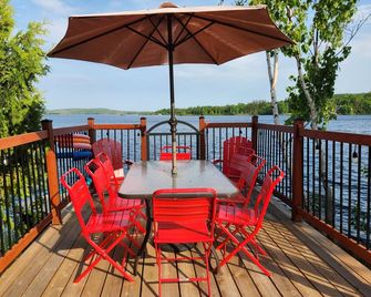 Private Island cottage Sudbury on Whitson Lake - Sudbury - Balcony