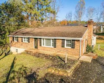 Cozy 5-bedroom house; full of amenities and more - Lynchburg - Bygning