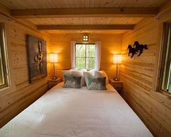 Sabine Waterfront with Beautiful Sunsets - Willis - Bedroom