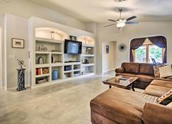 Sunny Peoria Home with Private Pool and Fire Pit! - Peoria - Living room