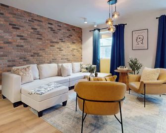 Casa Hotel Elegant 2BR Suite in Leslieville - Toronto - Phòng khách