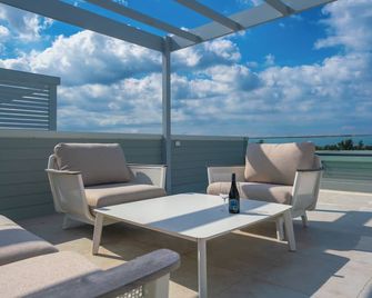 Majestic Coastal Retreat On Magenta Beac - Magenta - Varanda